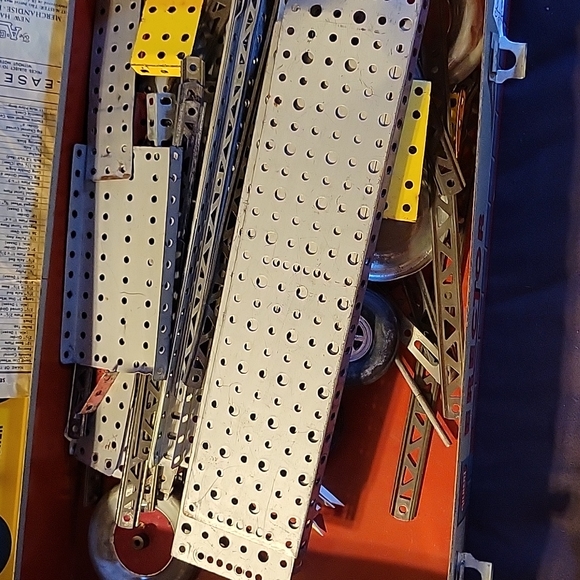 Vintage Erector Set with Original Metal Box - Picture 2 of 12